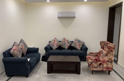 Noida Bed & Breakfast | Relaxing Retreat: Private Apartment in a Clean Neighborhood