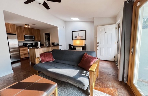 St. Edwards Apartment | Ideal Two-Bedroom Triplex with Office & Breakfast Included