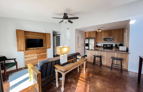 St. Edwards Apartment | Ideal Two-Bedroom Triplex with Office & Breakfast Included