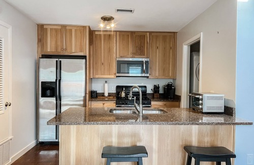St. Edwards Apartment | Ideal Two-Bedroom Triplex with Office & Breakfast Included