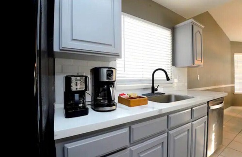 Fresno House | Your Perfect Home Away from Home with Pool & Breakfast