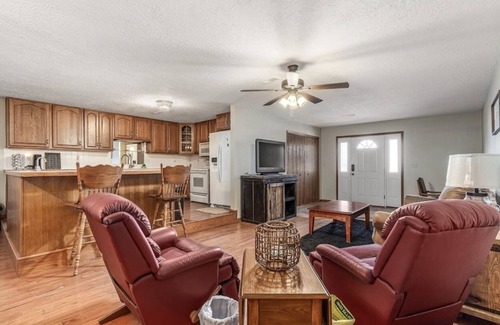 Lebanon Apartment | Comforting Home Away From Home with Spa & Pet-Friendly Options