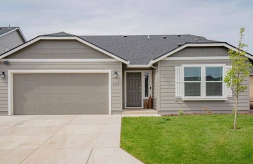 Medford House | Your Ideal Retreat: Home Away From Home with Amazing Amenities