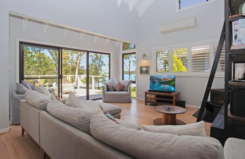 Bundabah House | Welcoming Home by The Cove: Family-Friendly with Kitchen