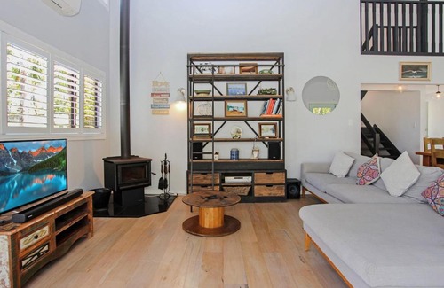 Bundabah House | Welcoming Home by The Cove: Family-Friendly with Kitchen