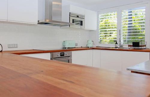 Bundabah House | Welcoming Home by The Cove: Family-Friendly with Kitchen