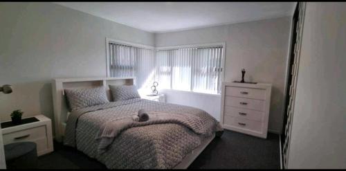 Papatoetoe House | Convenient Home Near Airport and Local Amenities