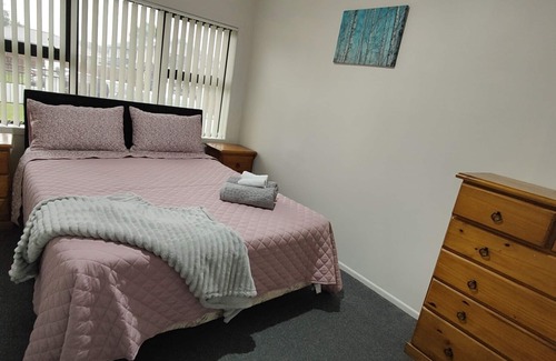 Papatoetoe House | Home close to Amenities and Airport