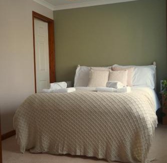 Hartland House | Cozy Retreat Near SW Coastal Path with Family-Friendly Amenities