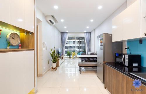 Tan Binh Apartment | Cozy Airport Apartment with Pool, Gym & Pickup Service