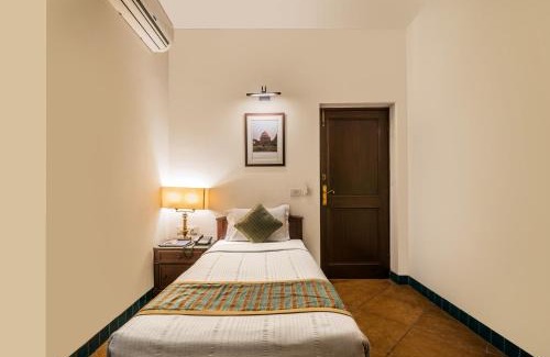 Greater Kailash I Hotel | Cozy Stays at Home@F37 Kailash Colony Metro with Dining