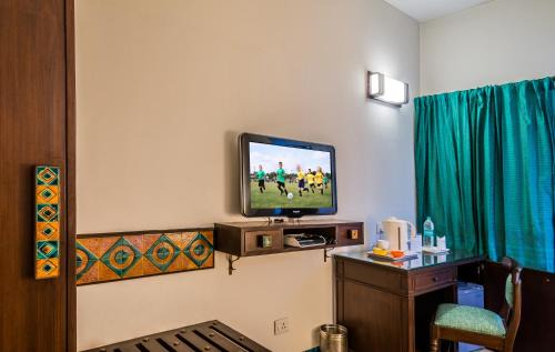 Greater Kailash I Hotel | Cozy Stays at Home@F37 Kailash Colony Metro with Dining