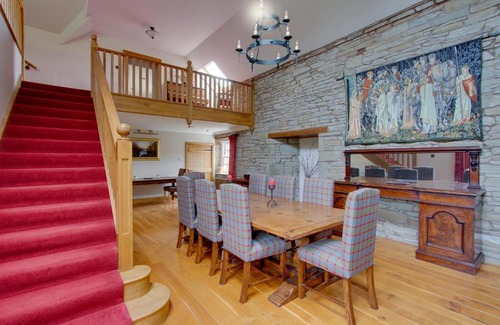 Forfar Bed & Breakfast | Oceanfront Bliss at Home Farm B&B - Poppy Room