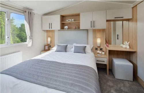 Skegness Cabin | Eco-Friendly Home Farm Park with Hot Tub & Family Amenities