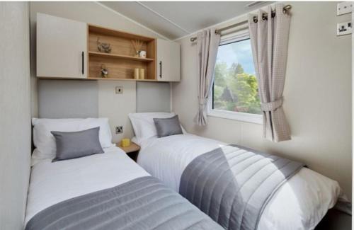 Skegness Cabin | Eco-Friendly Home Farm Park with Hot Tub & Family Amenities