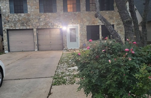 Maple Run House | Cozy Home for Rent with Kitchen Amenities Awaiting You