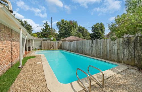 Sharpstown House | Relaxing Summer Retreat with Pool and Outdoor Kitchen