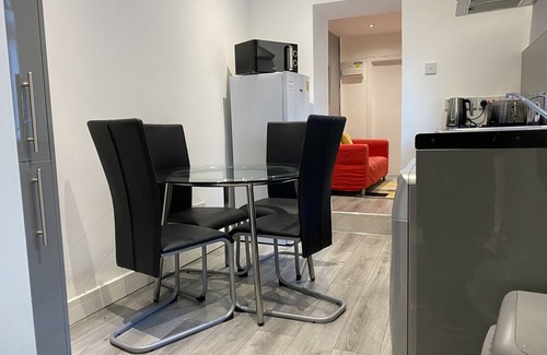 Bridgend Apartment | Cozy 2-Bed Flat with Ocean Views Near Town Center