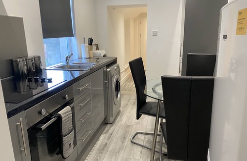 Bridgend Apartment | Cozy 2-Bed Flat with Ocean Views Near Town Center