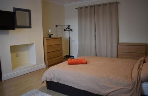 Cribbs Causeway House | Cozy Home From Home with Breakfast & Great Reviews