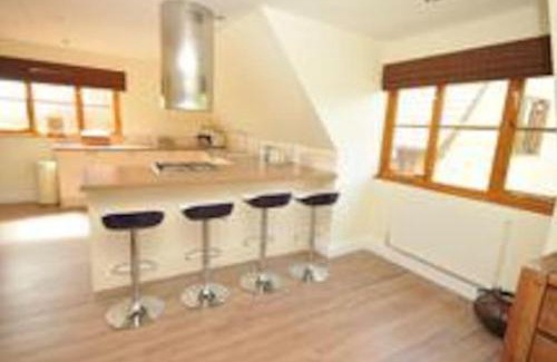 Lee-on-the-Solent Apartment | Cozy Retreat: Eco-Friendly Family Getaway with Hot Tub