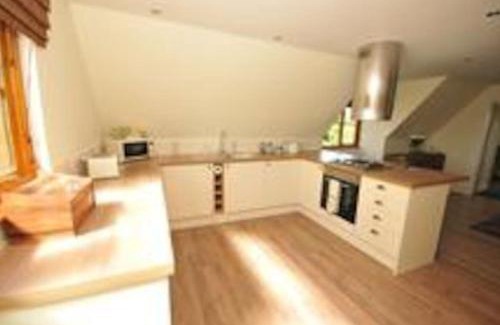 Lee-on-the-Solent Apartment | Cozy Retreat: Eco-Friendly Family Getaway with Hot Tub