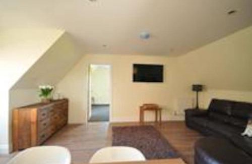 Lee-on-the-Solent Apartment | Cozy Retreat: Eco-Friendly Family Getaway with Hot Tub