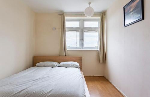 Hackney Downs Apartment | Comfortable Home From Home: Family-Friendly with Kitchen