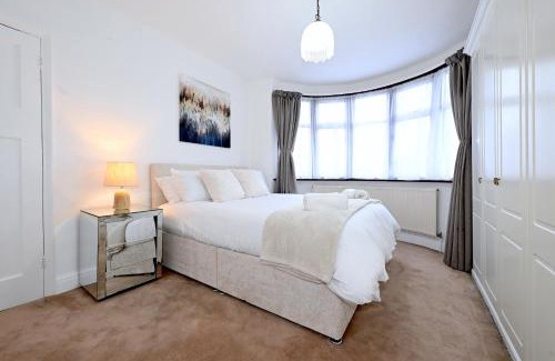 Colindale House | Comfortable Home Retreat with Child-Friendly Amenities