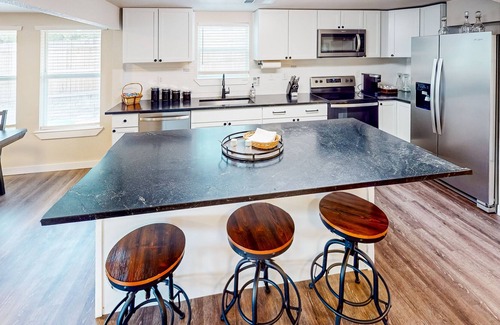 Leander House | Home + guest house with EV charger & on-site boat parking - near marinas
