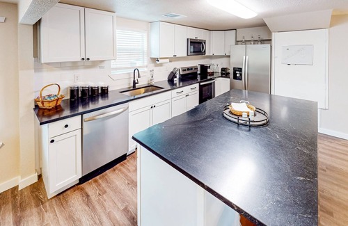 Leander House | Home + guest house with EV charger & on-site boat parking - near marinas