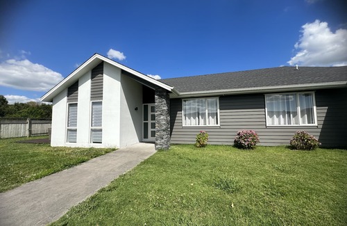 Cambridge House | Inviting Home in Cambridge with Spa and Family Amenities