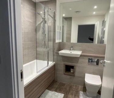 Greenhithe House | Cozy Family Stay at Home in Greenhithe Awaits You