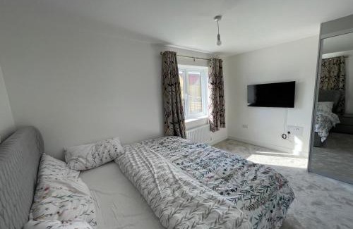 Greenhithe House | Cozy Family Stay at Home in Greenhithe Awaits You