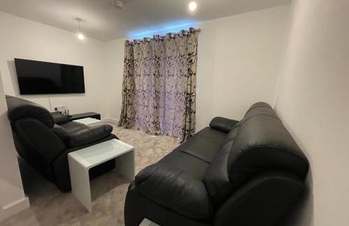 Greenhithe House | Cozy Family Stay at Home in Greenhithe Awaits You