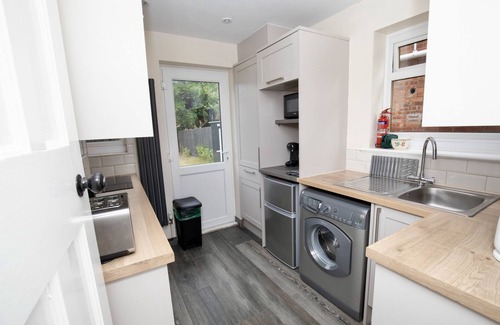 Lincoln House | Inviting Home in Lincoln with Spa & Breakfast Options