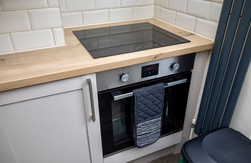 Lincoln House | Inviting Home in Lincoln with Spa & Breakfast Options