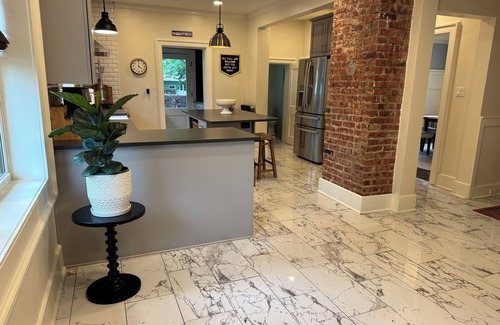 Manhattan House | Home in Manhattan Spacious and great location