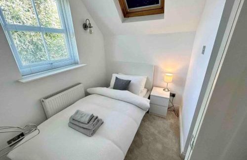 Southsea House | Ideal Southsea Retreat: Pet Friendly & Steps from the Sea