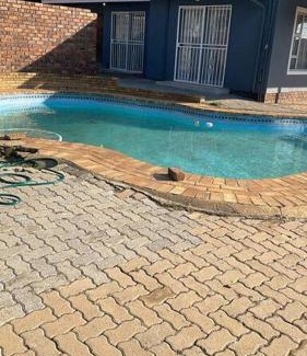 Greater Johannesburg Metropolitan Area House | Inviting Retreat in Suideoord, Jhb South - Rated 9.4/10