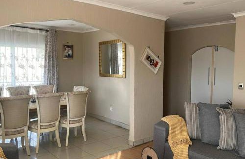 Greater Johannesburg Metropolitan Area House | Inviting Retreat in Suideoord, Jhb South - Rated 9.4/10