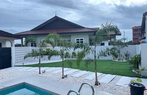 Kuala Terengganu House | Relax at Tokmi Retreat: Family-Friendly with Garden Views
