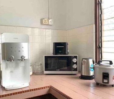 Kuala Terengganu House | Relax at Tokmi Retreat: Family-Friendly with Garden Views