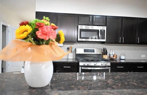 Alvin House | Explore Alvin: Pet-Friendly Retreat with Spa & Breakfast