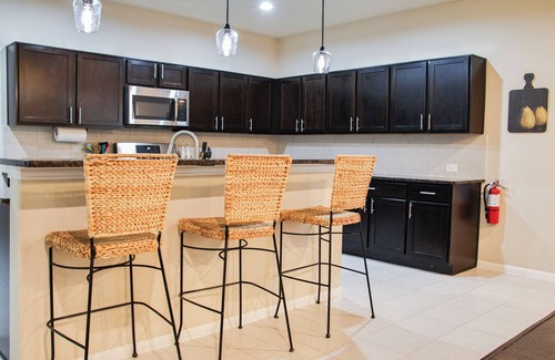 Alvin House | Explore Alvin: Pet-Friendly Retreat with Spa & Breakfast