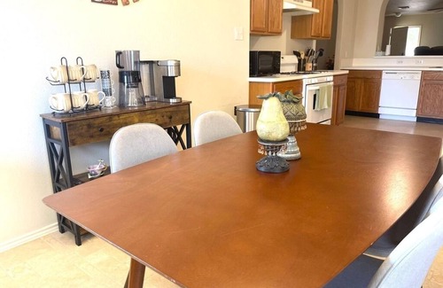 Southbelt/Ellington House | Cozy Retreat in the Center of Houston with Spa and Breakfast