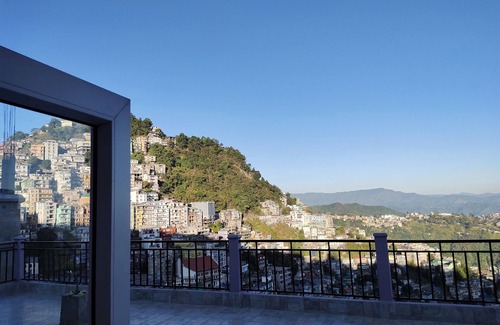 Aizawl House | Cozy Retreat in the Hills with Unmatched Views & Breakfast