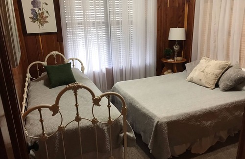Apopka Cabin | Nature View Retreat: Pet-Friendly with Pool & Breakfast