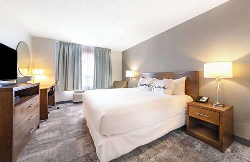 Lloydminster Hotel | Cozy Home Inn and Suites Lloydminster with Pool & Spa