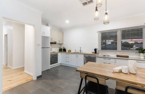 Bendigo House | Comfort Awaits at Home is Here - Rated 10/10!